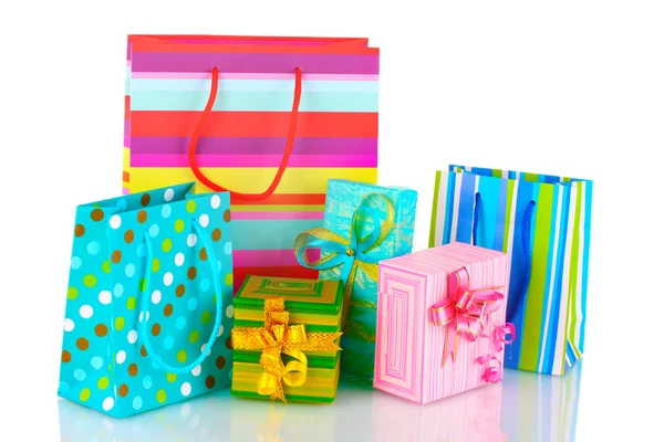 Bolsas de regalo brillantes y regalos aislados en blanco — Foto de Stock