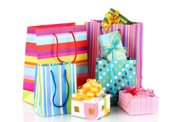 Bolsas de regalo brillantes y regalos aislados en blanco — Foto de Stock