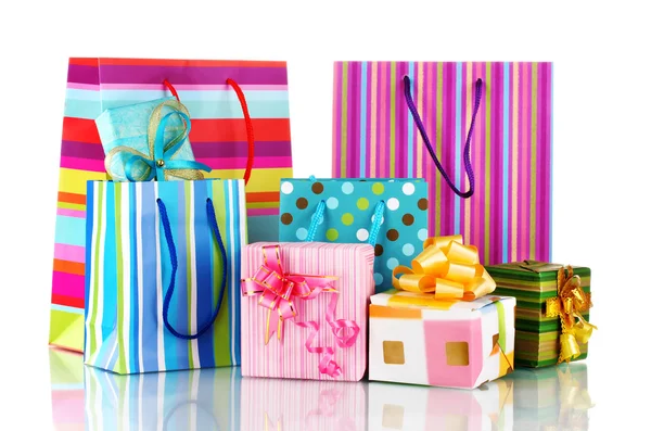 Heldere geschenk zakken en geschenken geïsoleerd op wit — Stockfoto