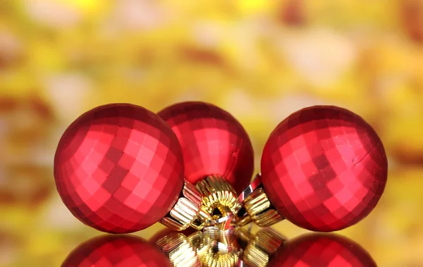 Noel topları Sarı zemin üzerine — Stok fotoğraf