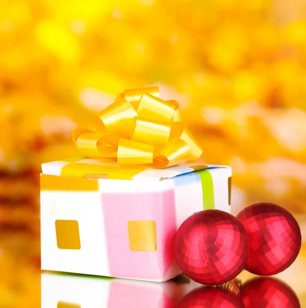 圣诞球和黄色背景上的礼物 — 图库照片