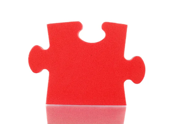 Quebra-cabeça vermelho close-up, isolado em branco — Fotografia de Stock