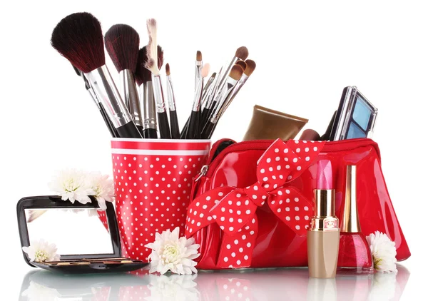 Rood glas met borstels en make-up tas met cosmetica geïsoleerd op wit — Stockfoto