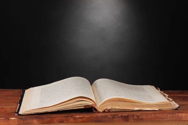 Vecchio libro su tavolo in legno su sfondo grigio — Foto Stock