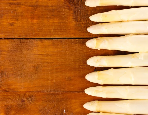 Espargos brancos bonitos na mesa de madeira — Fotografia de Stock
