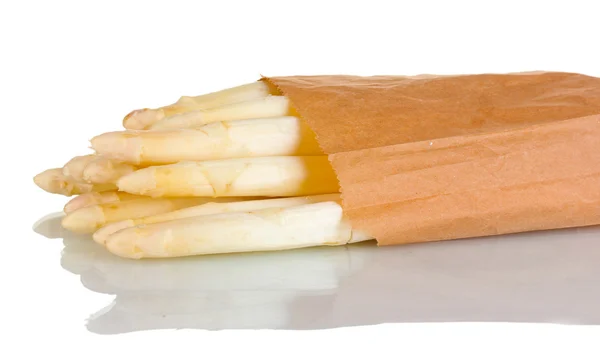 Mooie witte asperge in papieren zak geïsoleerd op wit — Stockfoto