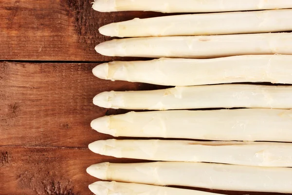 Bellissimi asparagi bianchi su tavolo di legno — Foto Stock