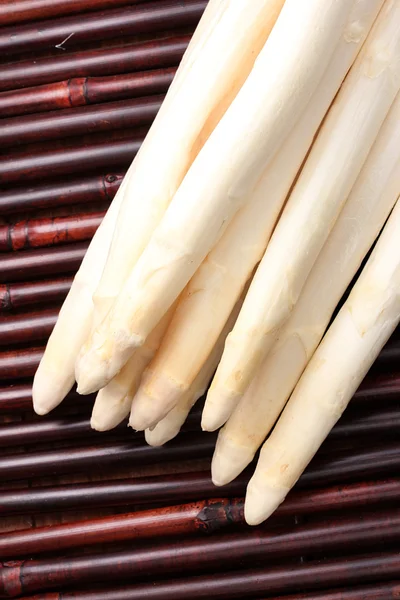 Hermosos espárragos blancos sobre mesa de bambú — Foto de Stock
