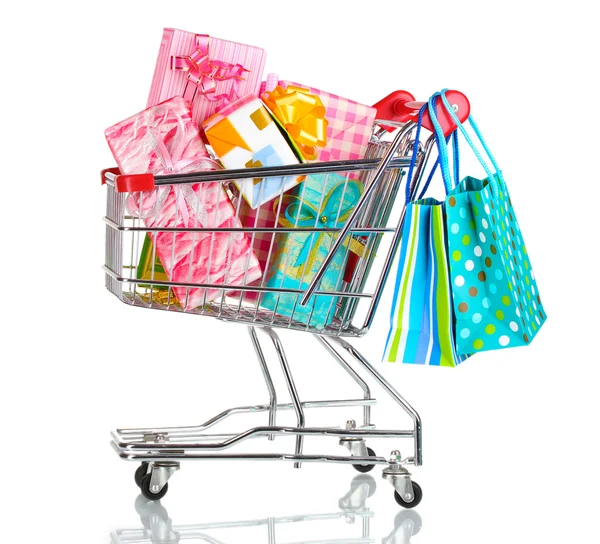 Nákupní košík s světlé dary a papírové tašky izolované na bílém — Stock fotografie
