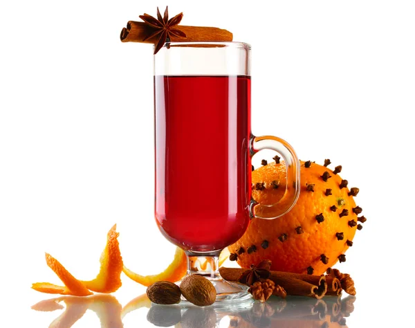 Vinho ruminado no copo, especiarias e laranja isolado em branco — Fotografia de Stock