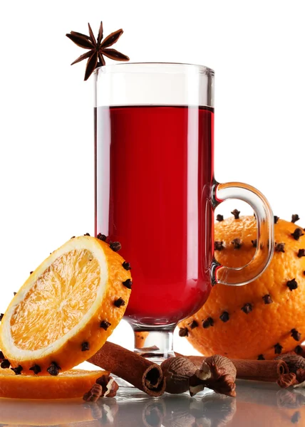 Glühwein in het glas, specerij en geïsoleerd op wit oranje — Stockfoto