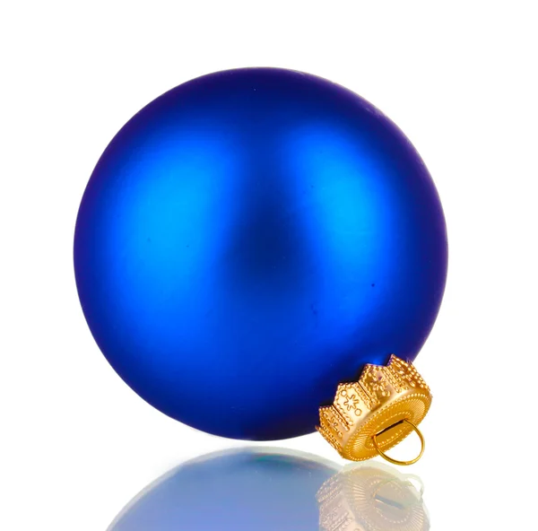 Schöne blaue Weihnachtskugel isoliert auf weiß — Stockfoto