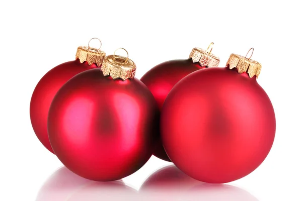 Molte palle di Natale rosse isolate su bianco — Foto Stock