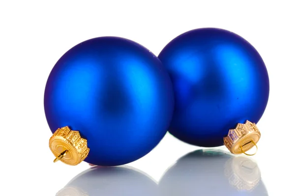 Belles boules de Noël bleues isolées sur blanc — Photo