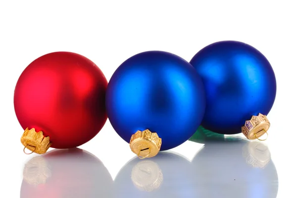 Gyönyörű kék és piros karácsonyi labdák elszigetelt fehér — Stock Fotó