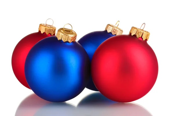 白で隔離される青と赤のクリスマス ボールを美しい — ストック写真