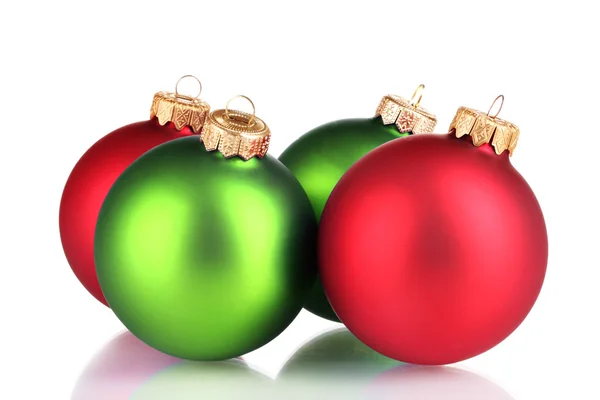 白で隔離される緑と赤のクリスマス ボールを美しい — ストック写真