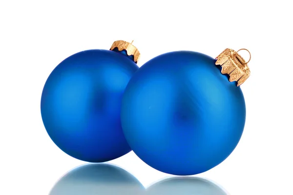 Prachtige blauwe kerstballen geïsoleerd op wit — Stockfoto