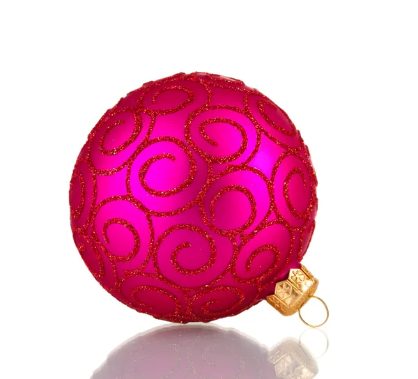 Gyönyörű rózsaszín karácsonyi labda elszigetelt fehér — Stock Fotó