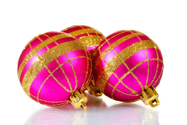 Розовые рождественские шарики изолированы от белых — стоковое фото