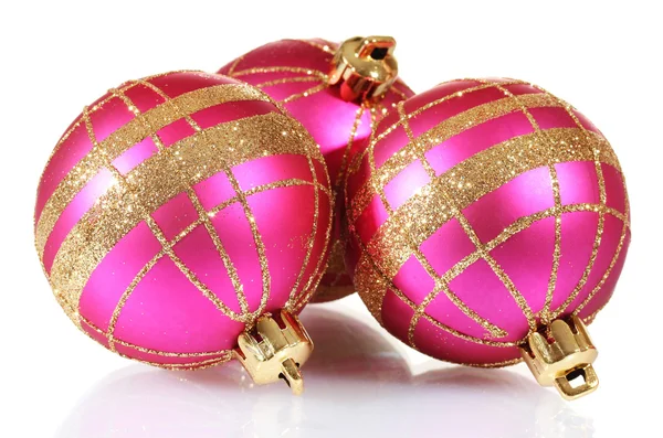 Розовые рождественские шарики изолированы от белых — стоковое фото