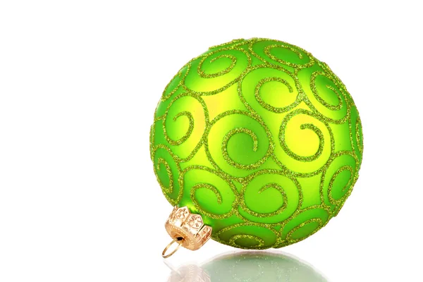 Bela bola de Natal verde isolado no branco — Fotografia de Stock
