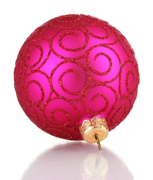 Gyönyörű rózsaszín karácsonyi labda elszigetelt fehér — Stock Fotó