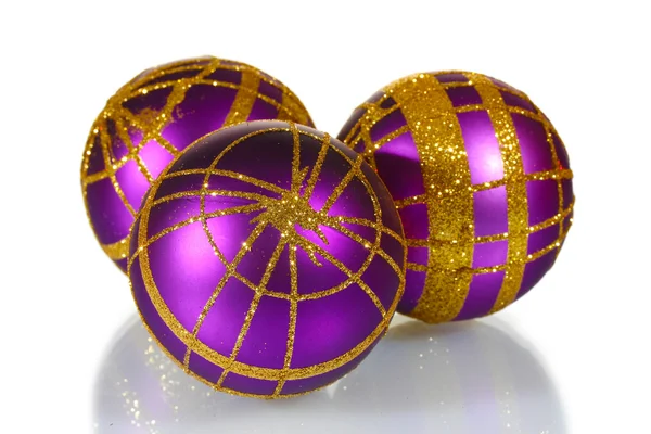 Красивые фиолетовые рождественские шары изолированы на белом — стоковое фото