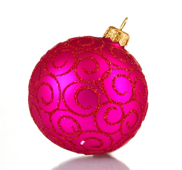 Krásná růžová vánoční koule izolované na bílém — Stock fotografie
