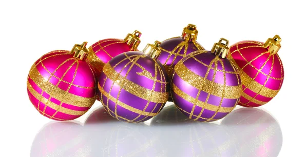 Krásné fialové a růžové vánoční koule izolované na bílém — Stock fotografie