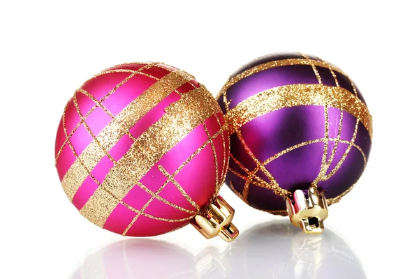 흰색 절연 아름 다운 보라색과 분홍색 크리스마스 공 — 스톡 사진