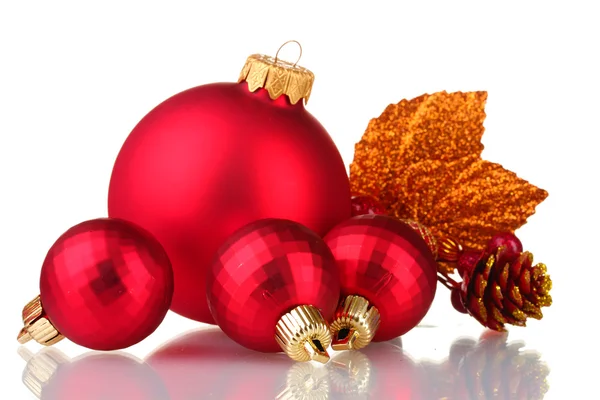 Krásné červené vánoční koule a větev izolovaných na bílém — Stock fotografie
