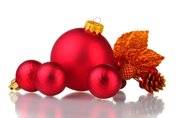 Красивые красные рождественские шары и ветка изолированы на белом — стоковое фото