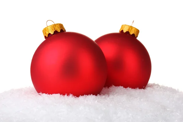 Hermosa bola roja de Navidad en la nieve aislada en blanco —  Fotos de Stock
