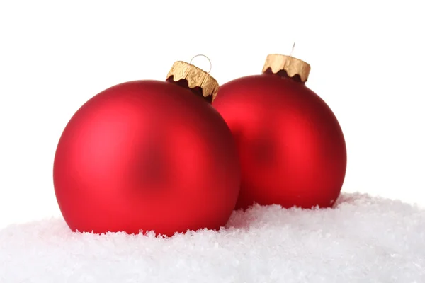 Όμορφη κόκκινη μπάλα Χριστούγεννα στο χιόνι που απομονώνονται σε λευκό — Φωτογραφία Αρχείου