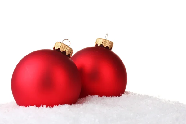 Όμορφη κόκκινη μπάλα Χριστούγεννα στο χιόνι που απομονώνονται σε λευκό — Φωτογραφία Αρχείου