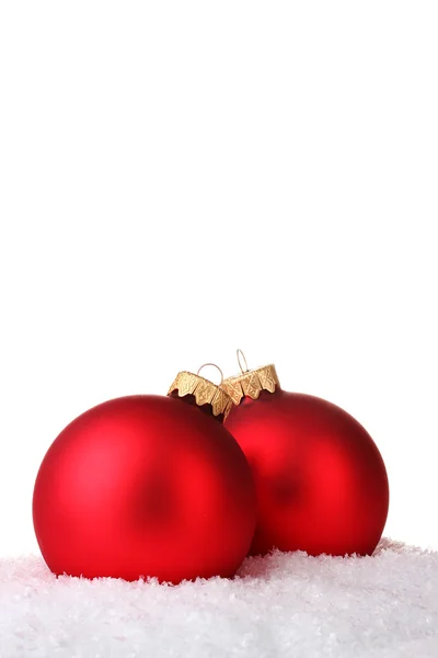 Mooie rode Kerstmis bal in sneeuw geïsoleerd op wit — Stockfoto