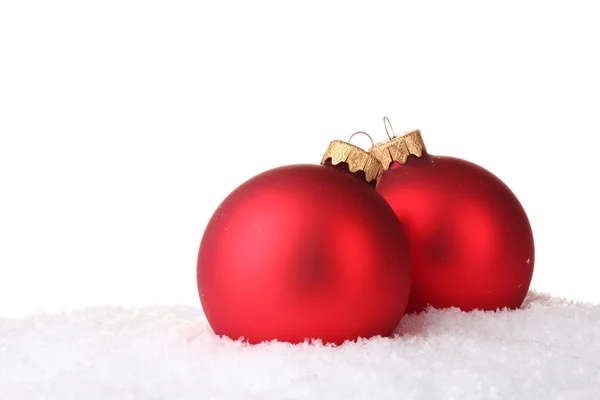 Vacker röd jul boll i snön isolerade på vit — Stockfoto