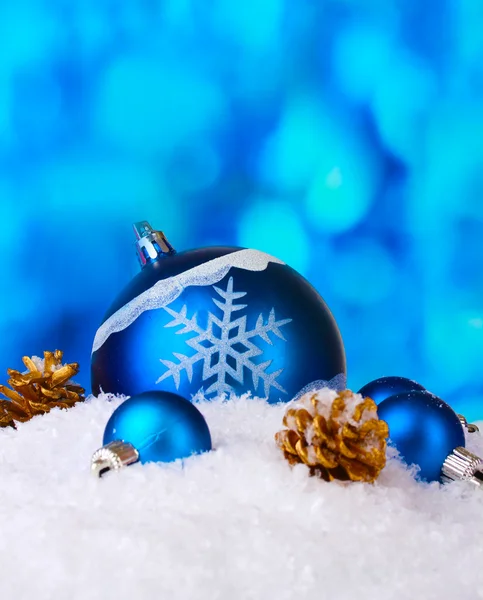 아름 다운 블루 크리스마스 공 및 파란 배경에 눈 콘 — 스톡 사진
