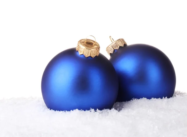 Gyönyörű kék karácsonyi labdák elszigetelt fehér hó — Stock Fotó