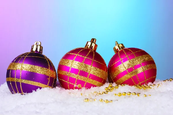 Belas bolas de Natal e cones na neve no fundo brilhante — Fotografia de Stock