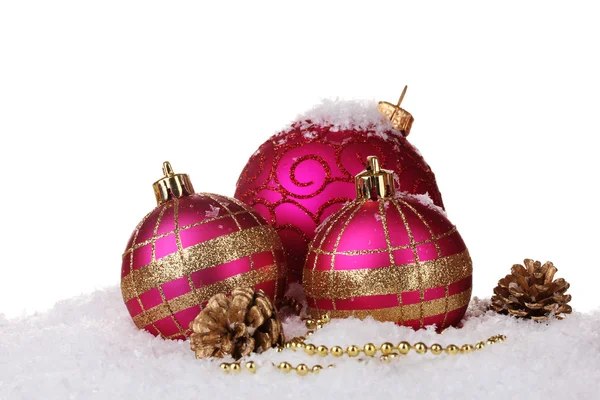 美丽的粉红色圣诞球和锥体孤立在白色的雪地上 — 图库照片