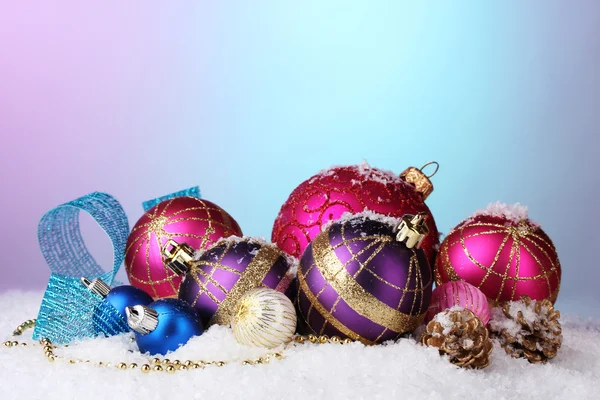 Belle palle di Natale e coni sulla neve su sfondo luminoso — Foto Stock