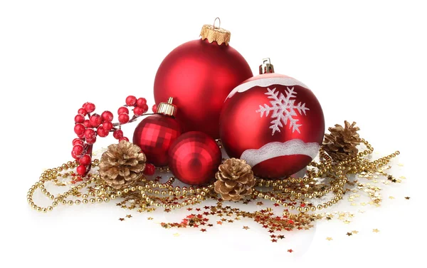美しい赤いクリスマス ボールおよび円錐形の白で隔離されます。 — ストック写真