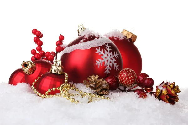 Krásné červené vánoční koule a šišky na izolovaných na bílém sněhu — Stock fotografie