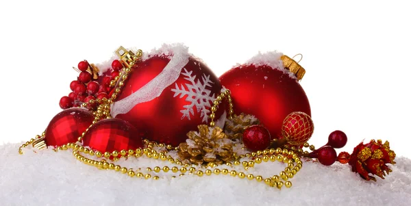 Güzel kırmızı Noel topları ve konileri üzerinde beyaz izole kar üzerinde — Stok fotoğraf