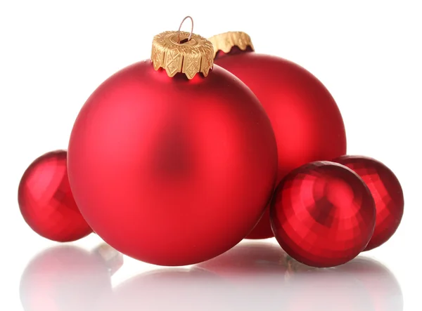 Bolas de Natal vermelhas bonitas isoladas no branco — Fotografia de Stock