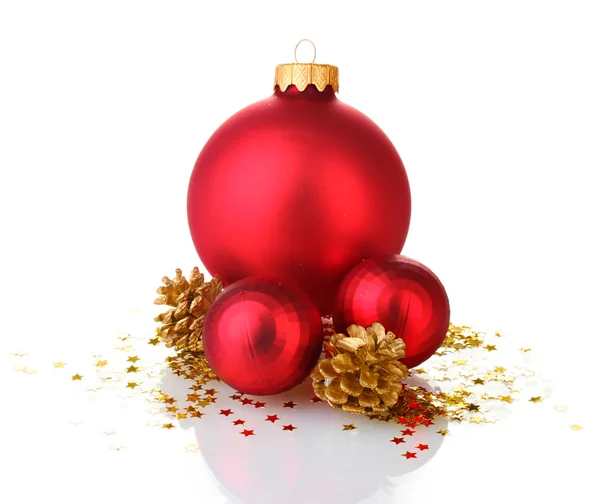 Krásné červené vánoční koule a šišky izolovaných na bílém — Stock fotografie