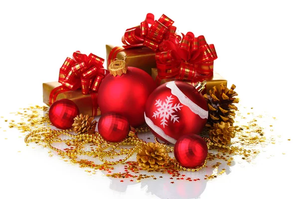 Güzel kırmızı Noel topları, hediyeler ve üzerinde beyaz izole koniler — Stok fotoğraf
