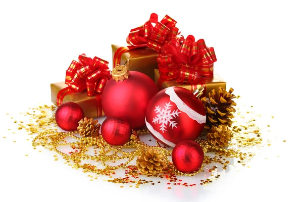 Güzel kırmızı Noel topları, hediyeler ve üzerinde beyaz izole koniler — Stok fotoğraf